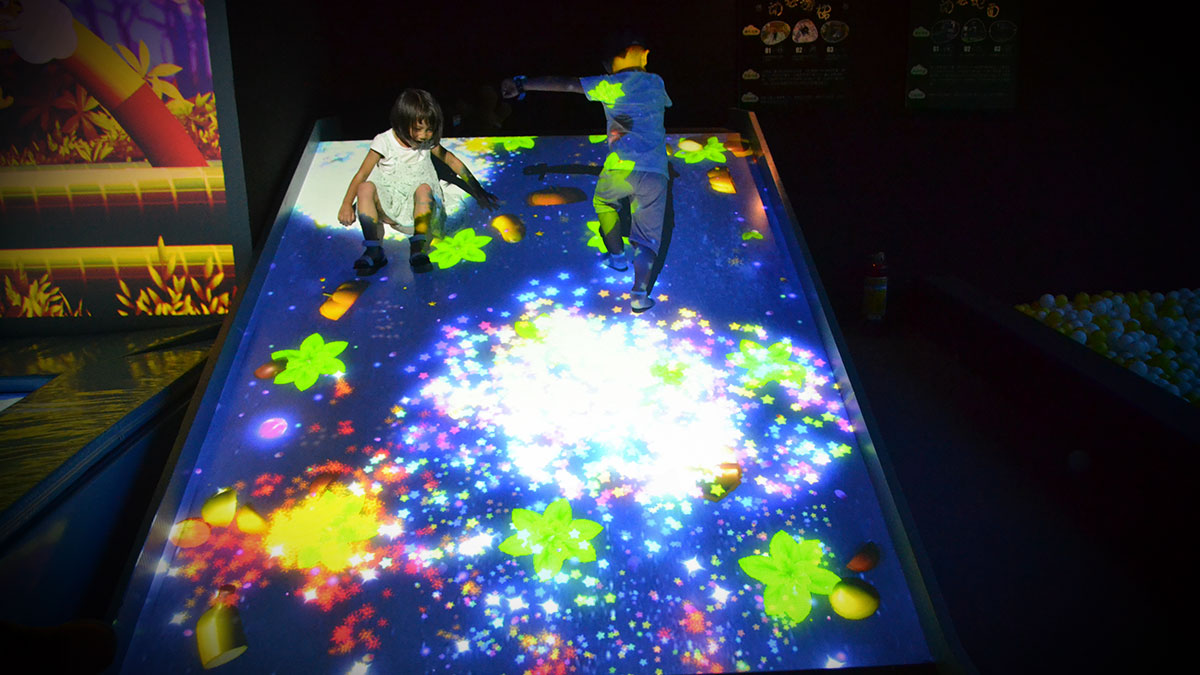 兒童游樂(lè)設(shè)施